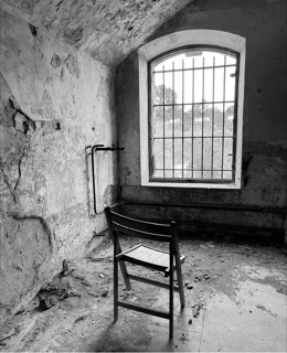 La chaise à la fenêtre
