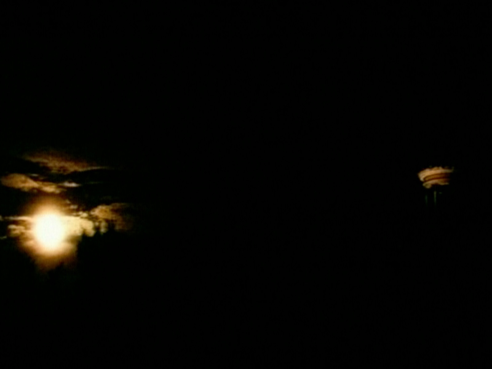 La pleine lune éclaire la coupole du parc des Buttes-Chaumont
